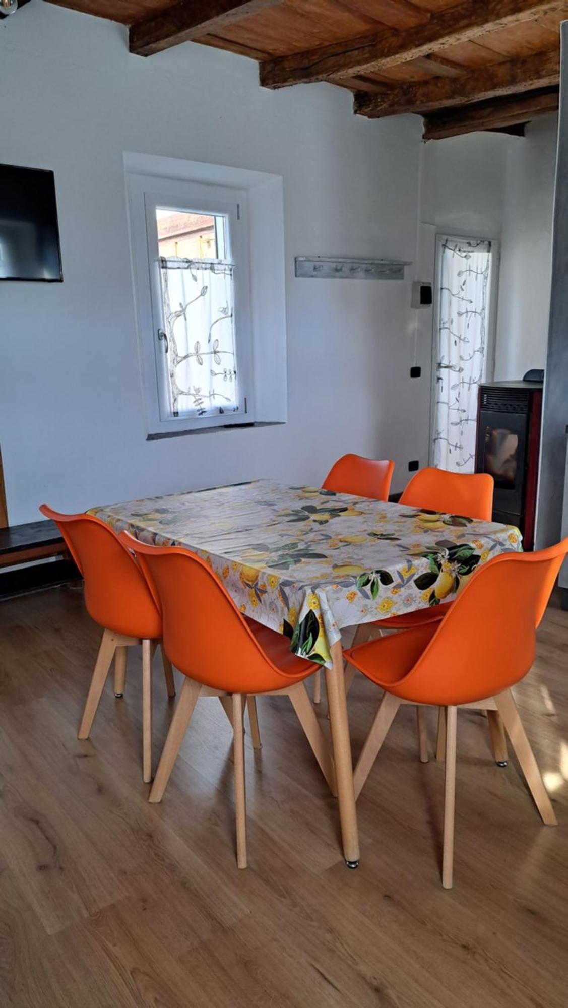 Apartamento Casa Olmi Dependance Castiglione dʼIntelvi Habitación foto